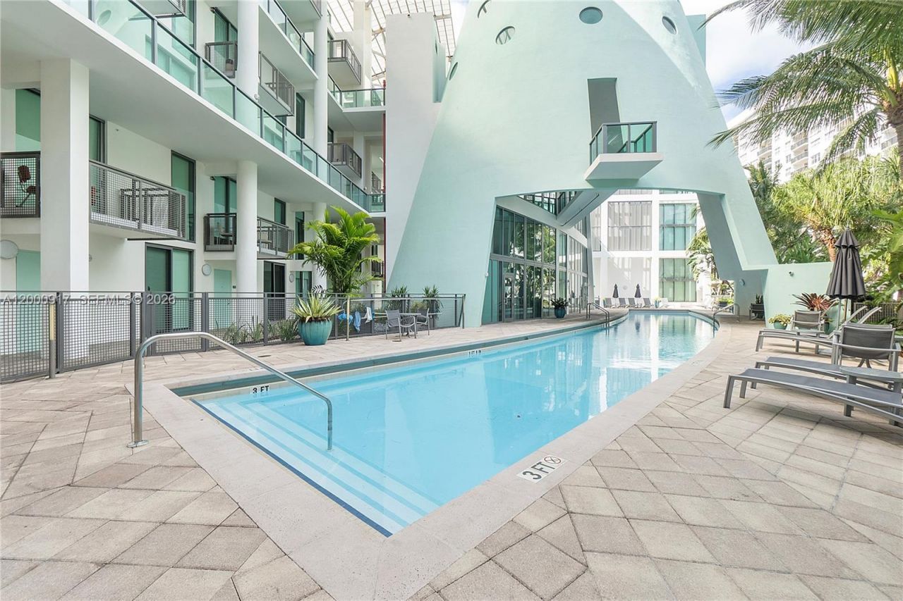 6000 Collins Ave, Unit 527, Miami Beach, FL 33140 Photo