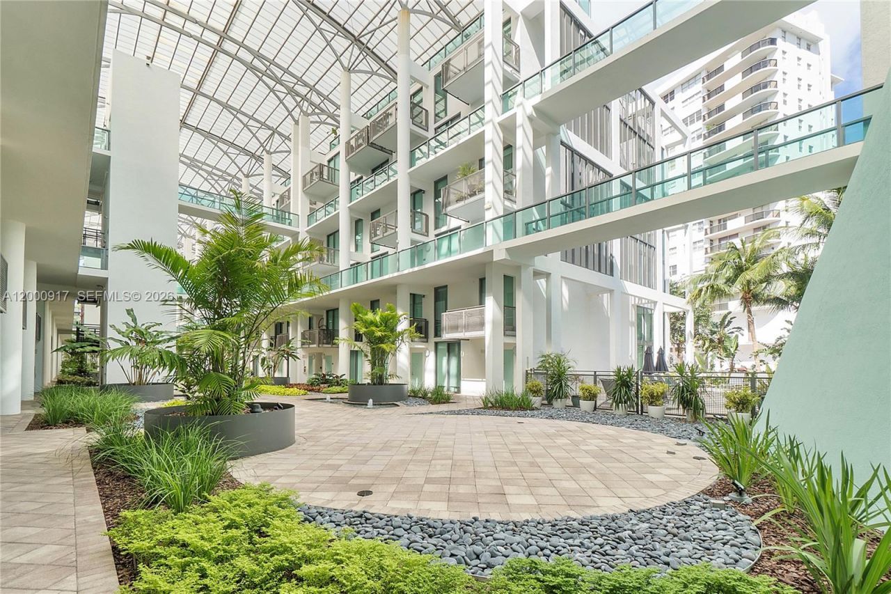 6000 Collins Ave, Unit 527, Miami Beach, FL 33140 Photo