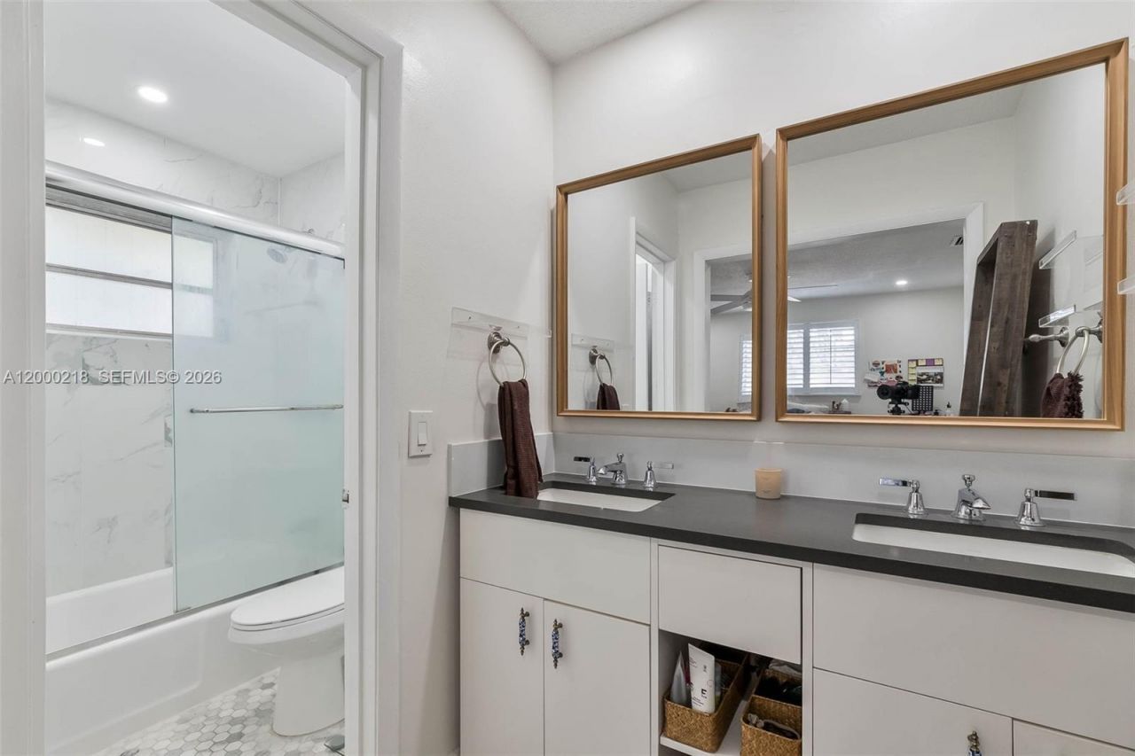 970 Benevento Ave, Unit 970, Coral Gables, FL 33146 Photo