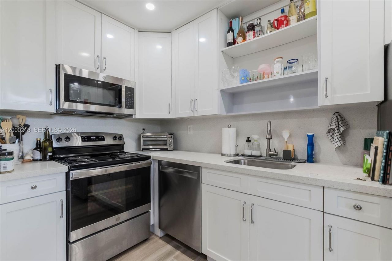 970 Benevento Ave, Unit 970, Coral Gables, FL 33146 Photo