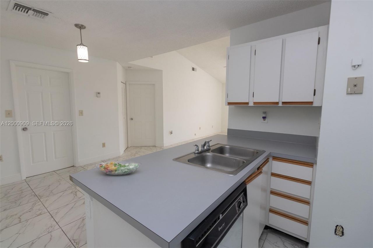 18304 NW 68th Ave, Unit L, Hialeah, FL 33015 Photo