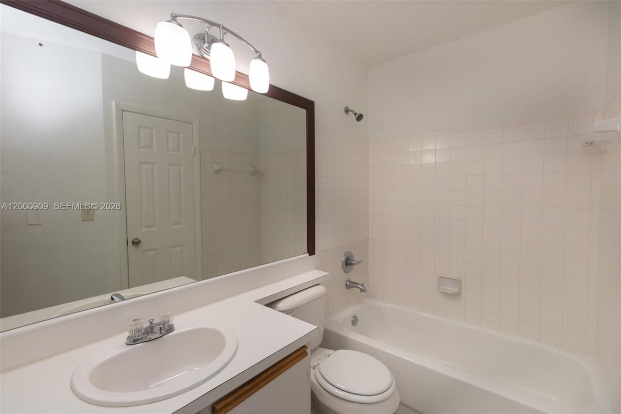 18304 NW 68th Ave, Unit L, Hialeah, FL 33015 Photo