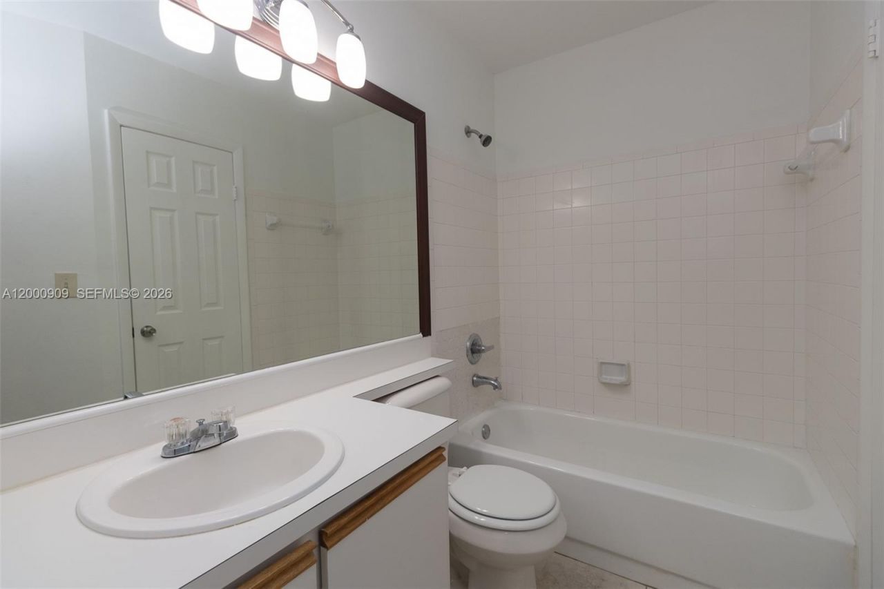 18304 NW 68th Ave, Unit L, Hialeah, FL 33015 Photo