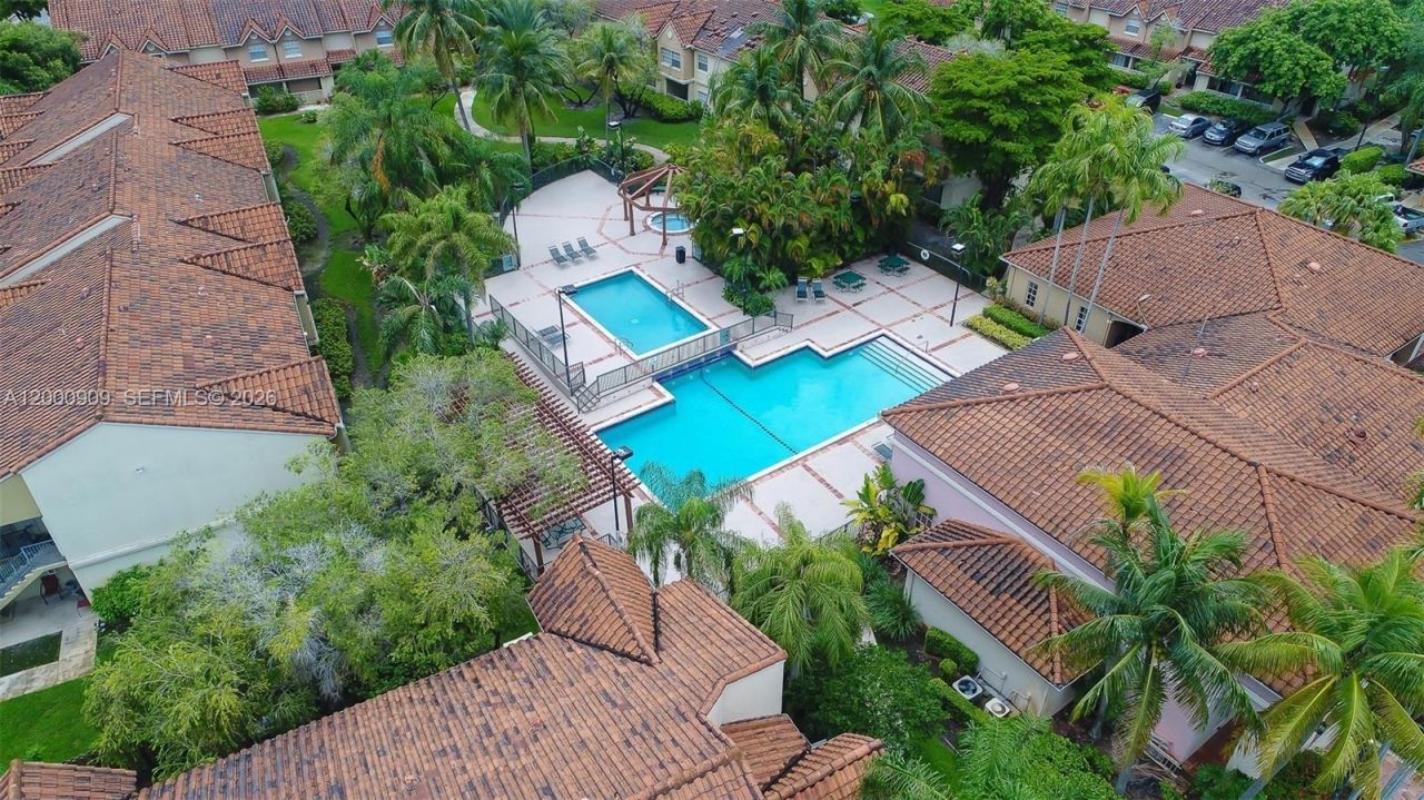 18304 NW 68th Ave, Unit L, Hialeah, FL 33015 Photo