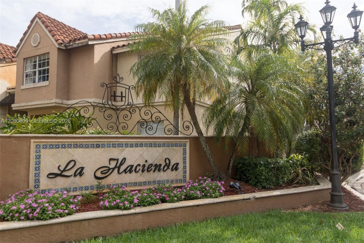 18304 NW 68th Ave, Unit L, Hialeah, FL 33015 Photo
