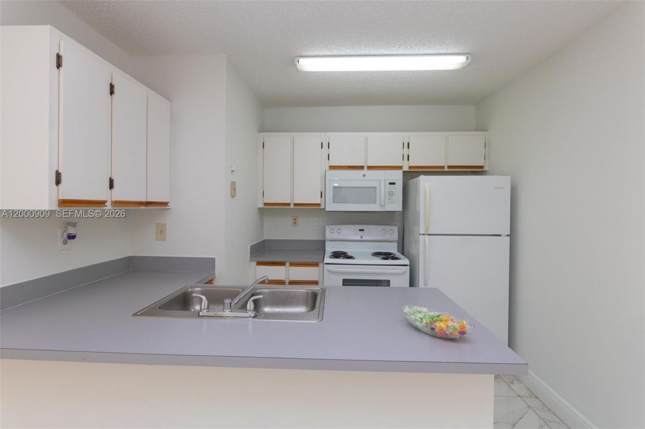 18304 NW 68th Ave, Unit L, Hialeah, FL 33015 Photo