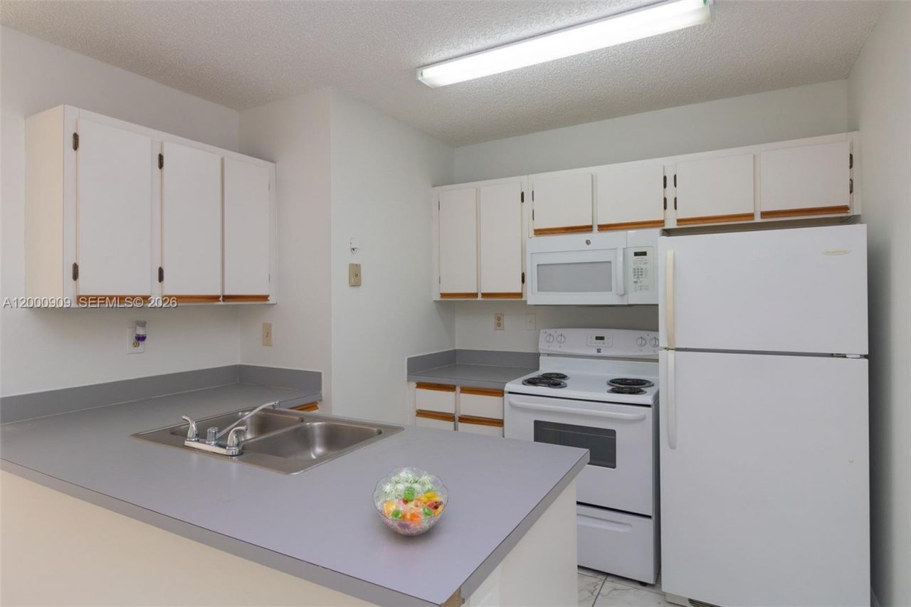 18304 NW 68th Ave, Unit L, Hialeah, FL 33015 Photo