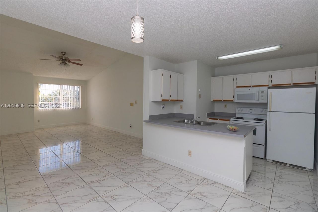 18304 NW 68th Ave, Unit L, Hialeah, FL 33015 Photo
