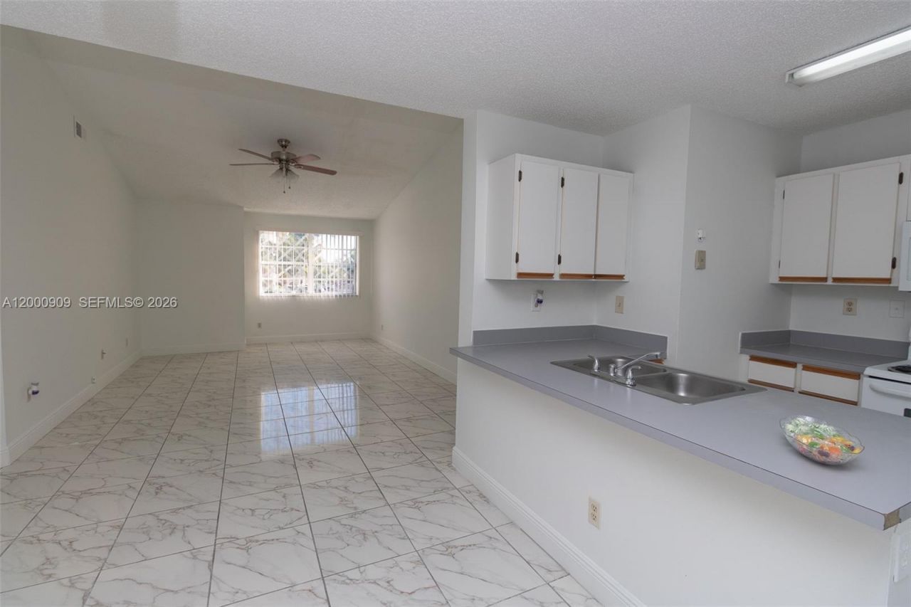 18304 NW 68th Ave, Unit L, Hialeah, FL 33015 Photo