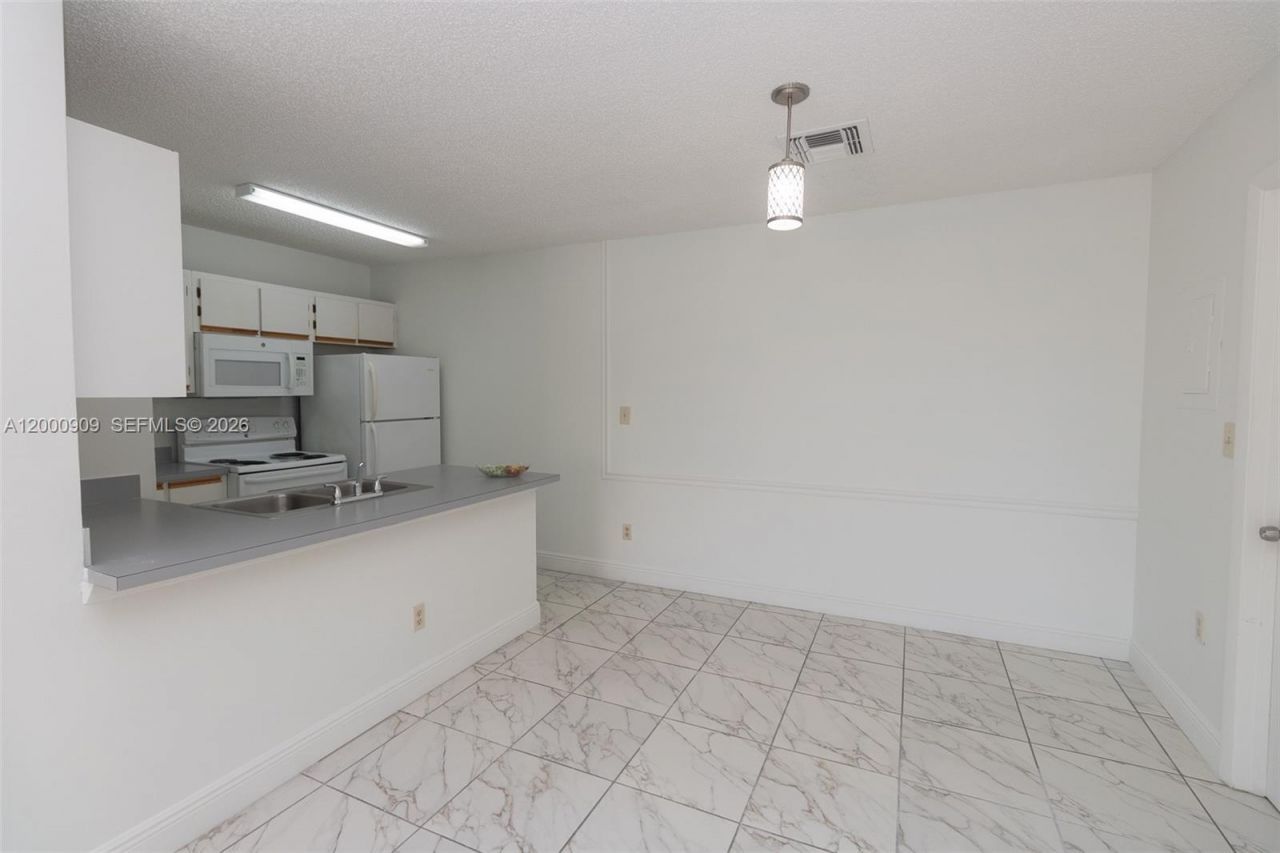 18304 NW 68th Ave, Unit L, Hialeah, FL 33015 Photo
