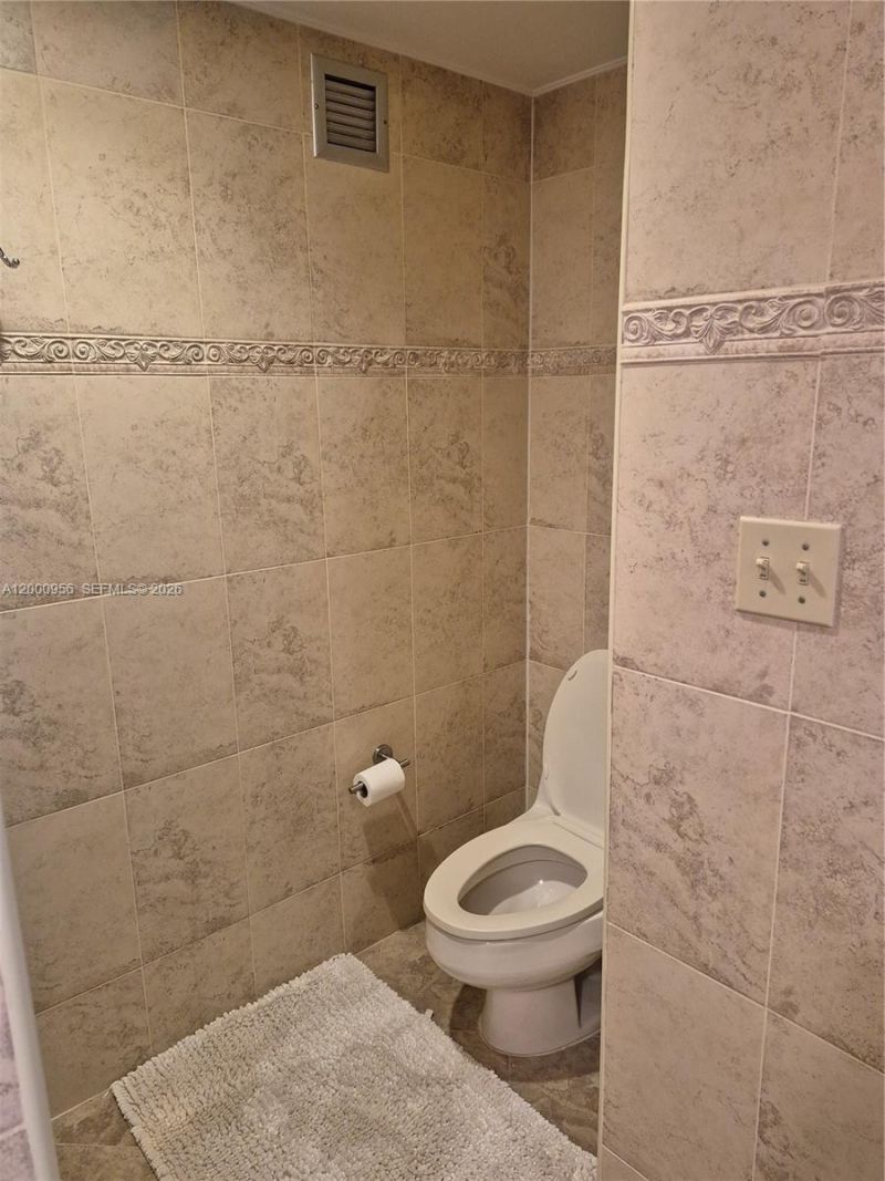 1912 S Ocean Dr, Unit 17C, Hallandale Beach, FL 33009 Photo