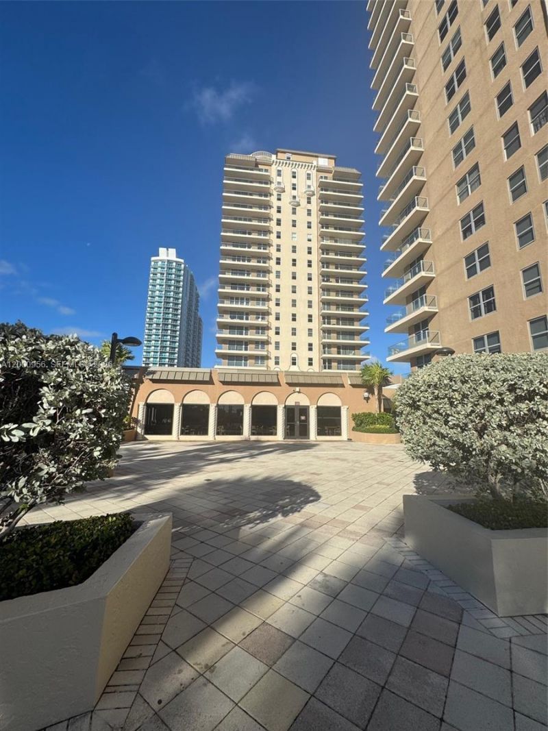 1912 S Ocean Dr, Unit 17C, Hallandale Beach, FL 33009 Photo
