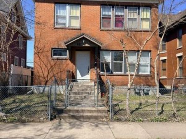 687 Aurora Avenue , Saint Paul, MN 55104