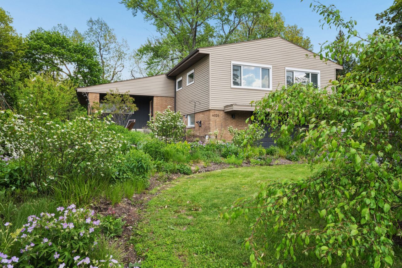 6323 N Kirkwood Avenue, Chicago, IL 60646