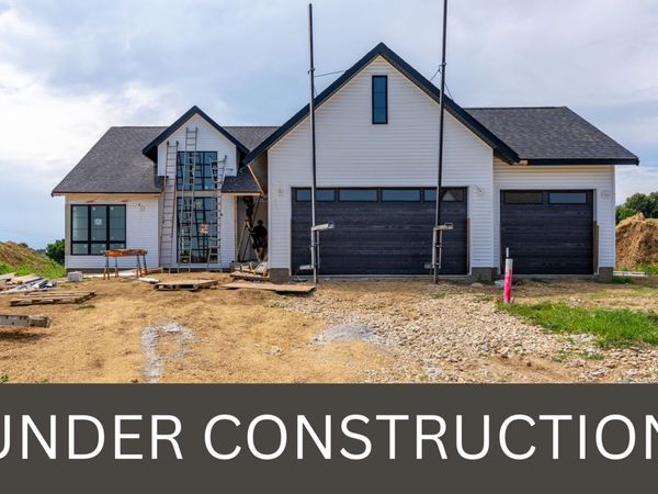 6 Viola Drive, Le Claire, IA 52753