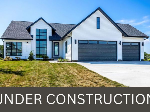 6 Viola Drive, Le Claire, IA 52753