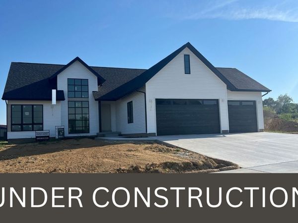 6 Viola Drive, Le Claire, IA 52753