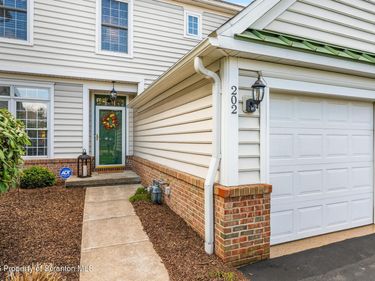 202 Thackeray Close, Moosic, PA 18507
