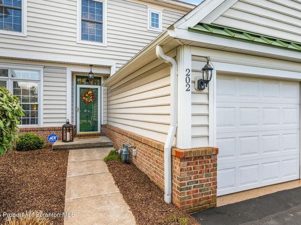 202 Thackeray Close, Moosic, PA 18507