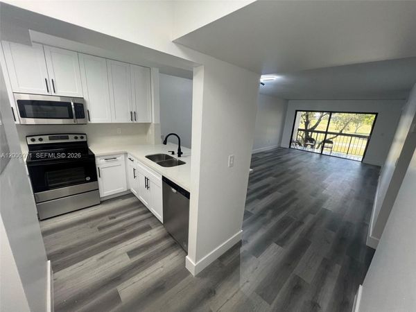 10317 NW 9th St Cir, Unit 202, Miami, FL 33172