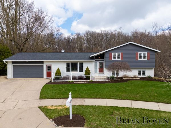 3434 Waterford Court NE, Grand Rapids, MI 49525