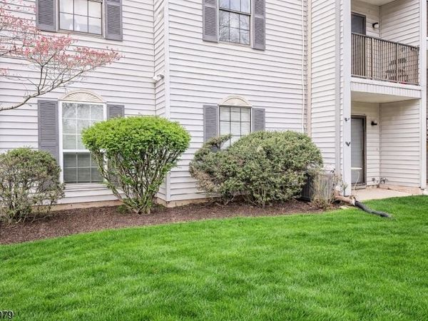 15 Fisher Dr, Franklin, NJ 08823