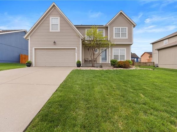 1240 SW Nagona Lane, Lee's Summit, MO 64082