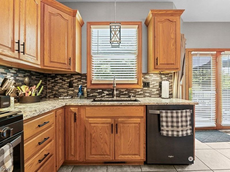 2495 Moredale Circle, Alliance, OH 44601 Photo 9