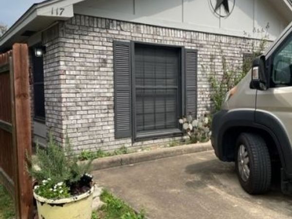 117 E Crockett , Luling, TX 78648