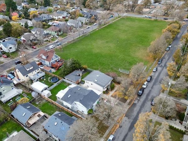 2710 Victor St, Victoria, BC V8R 4E4