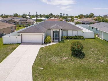 610 SE 21st Lane, Cape Coral, FL 33990