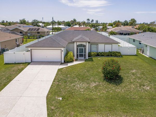610 SE 21st Lane, Cape Coral, FL 33990