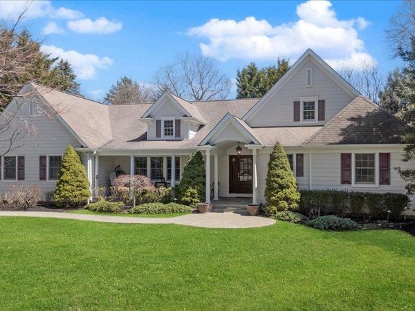 2 Memas Court , Dix Hills, NY 11746