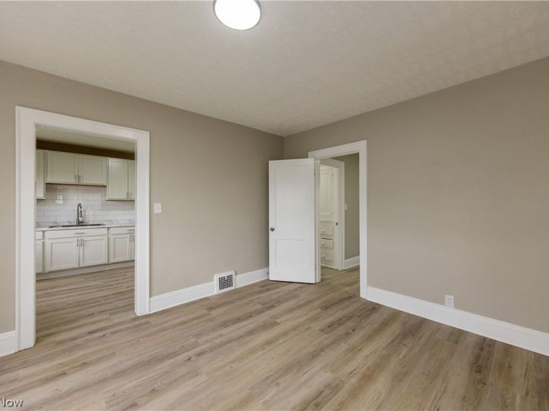 9711 Aetna Road, Cleveland, OH 44105 Photo 28