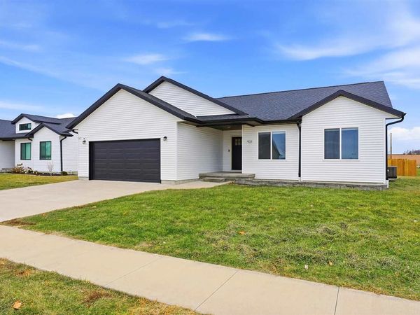 921 S 12th Ave, Washington, IA 52353