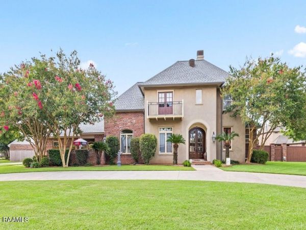 205 Mission Hills Drive , Broussard, LA 70518