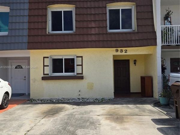 932 W 80th Pl , Hialeah, FL 33014