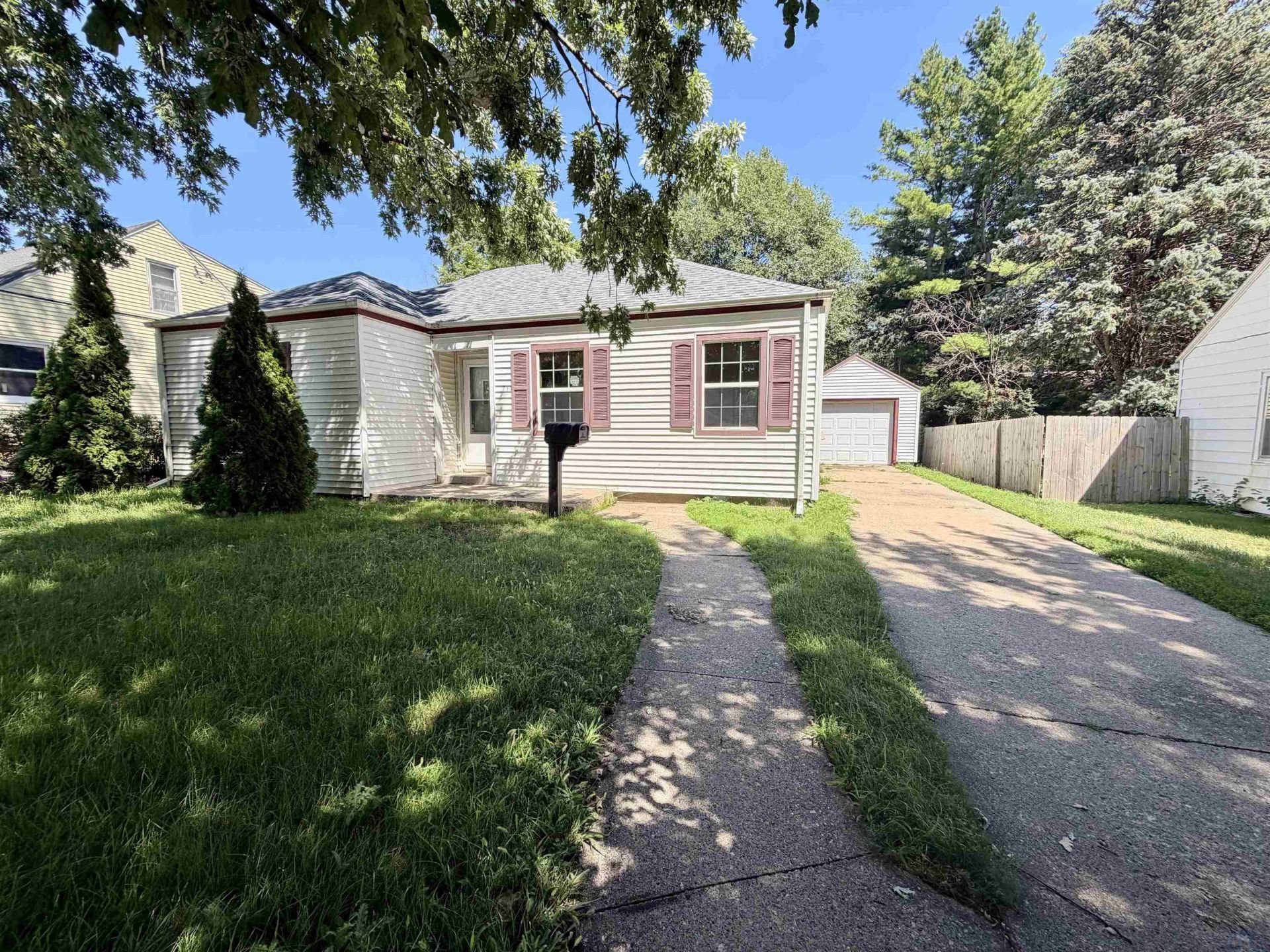 711 Barton St, Storm Lake, IA 50588 Main Photo
