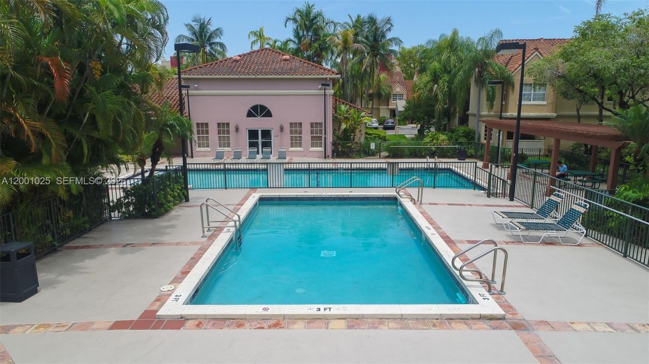 18310 NW 68th Ave, Unit L, Hialeah, FL 33015 Photo