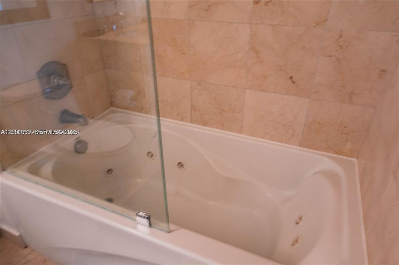 6365 Collins Ave, Unit 2710, Miami Beach, FL 33141 Photo