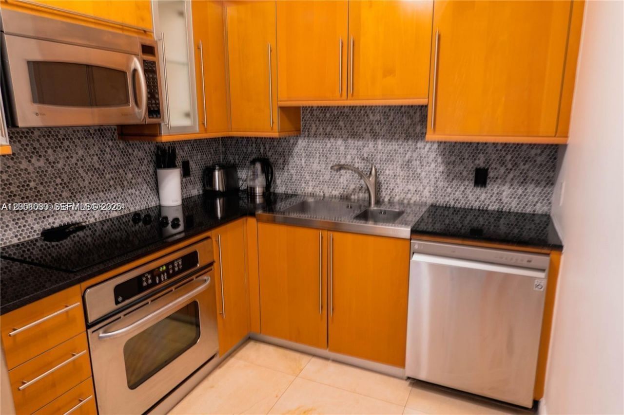 6365 Collins Ave, Unit 2710, Miami Beach, FL 33141 Photo