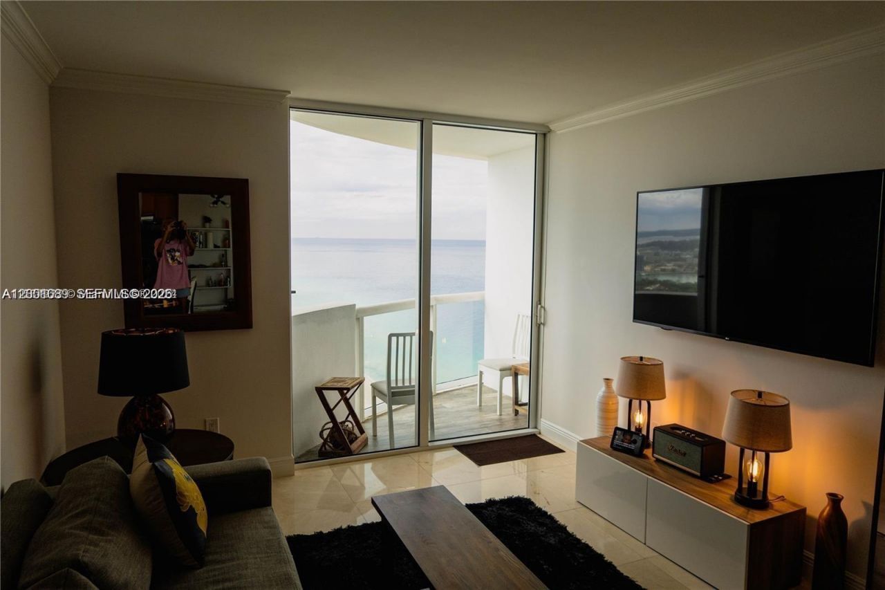 6365 Collins Ave, Unit 2710, Miami Beach, FL 33141 Photo