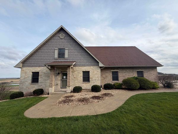 16250 Panoramic View, Sherrill, IA 52073