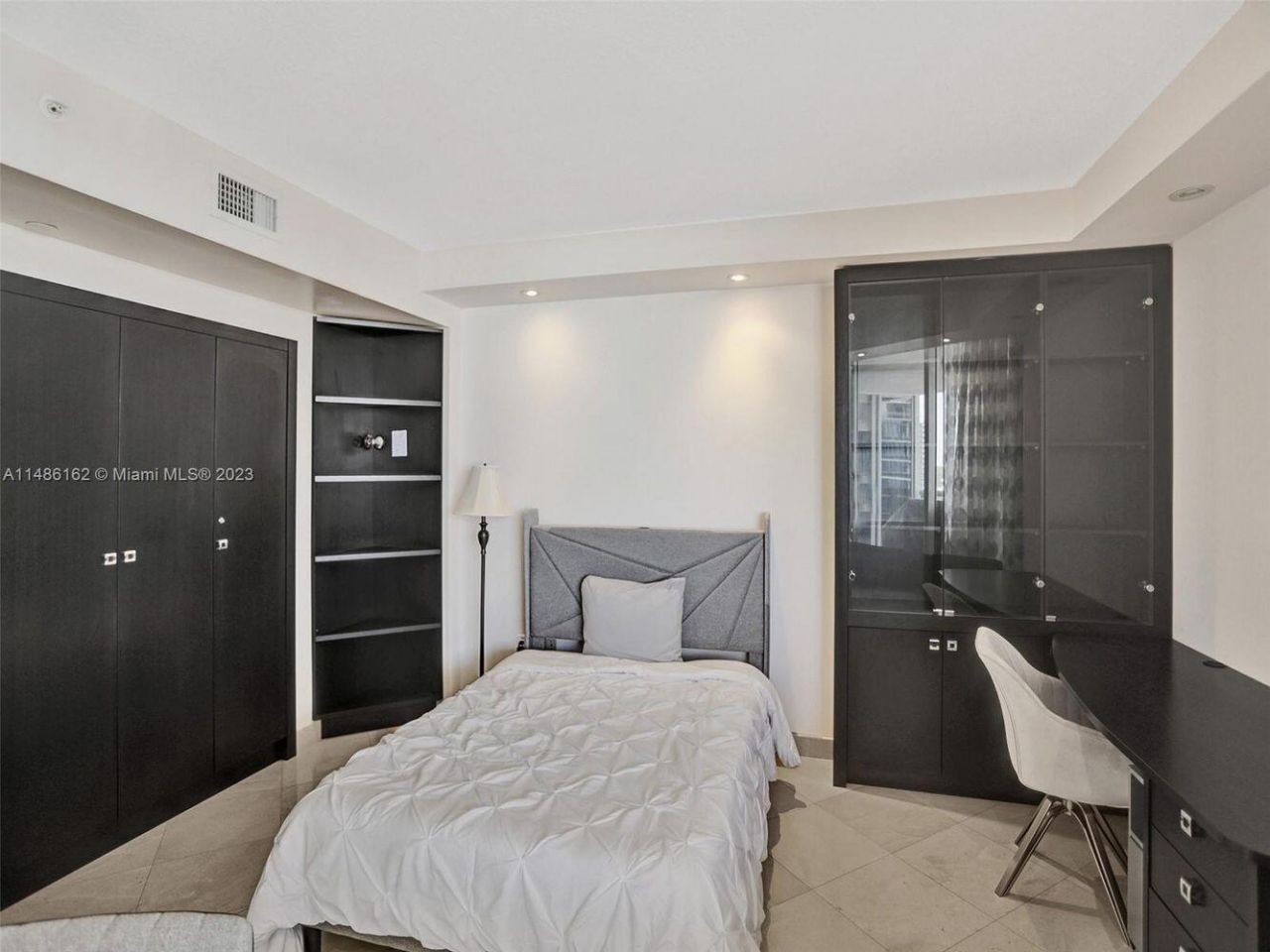 17555 Collins Avenue, Unit 1805, Sunny Isles Beach, FL 33160 Photo