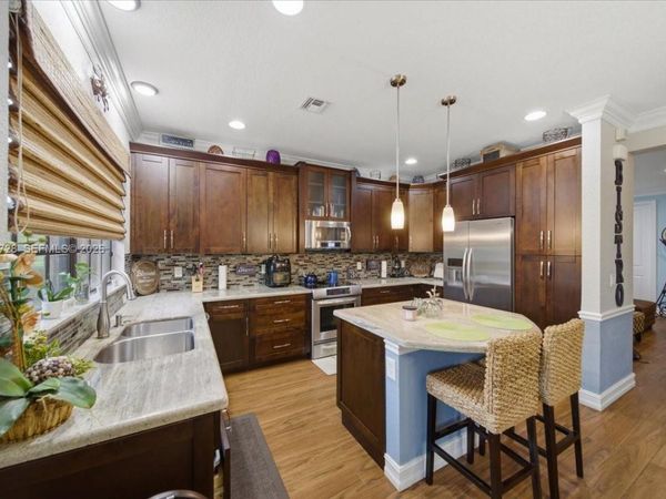 110 E Riverwalk Cir E, Plantation, FL 33325