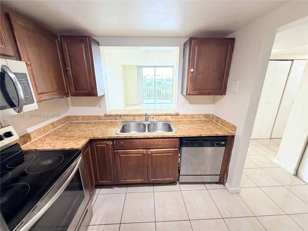 496 NW 165th St Rd, Unit D-409, Miami, FL 33169 Photo