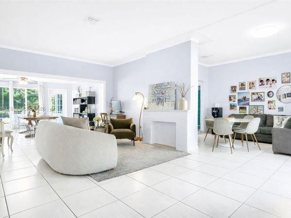 820 W 43rd Ct , Miami Beach, FL 33140