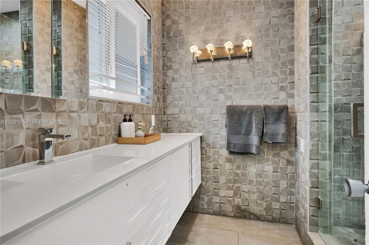 820 W 43rd Ct, Miami Beach, FL 33140 Photo