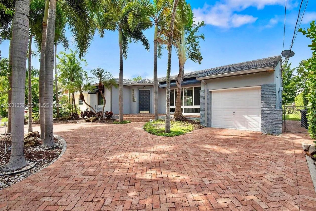 820 W 43rd Ct, Miami Beach, FL 33140 Photo