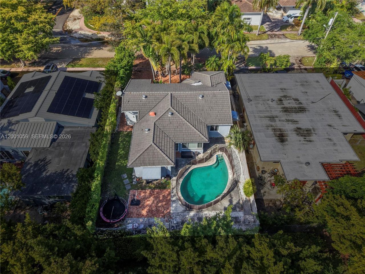 820 W 43rd Ct, Miami Beach, FL 33140 Photo